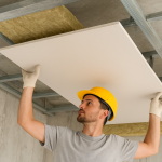 سقف کاذب کناف دو لایه در حال نصب، با نمایش لایه عایق صوتی